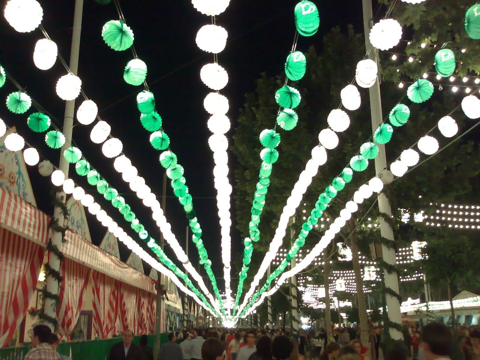 Farolillos de feria encendidos de noche